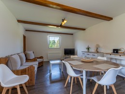 Espace séjour / salon, très lumineux, traversant, vue sur parc des chamois