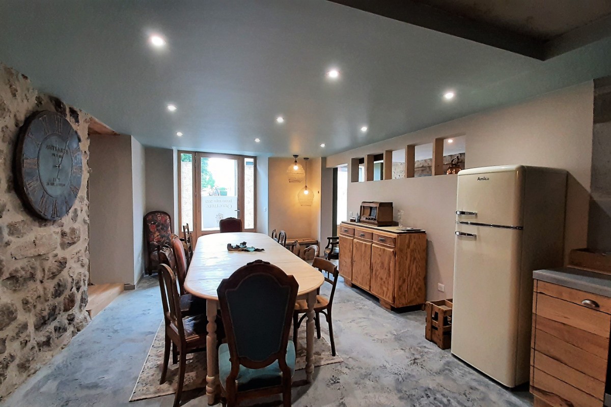 Rez-de-chaussée de la maison : salle commune avec cuisiné équipée, TV, jeux de société, ...