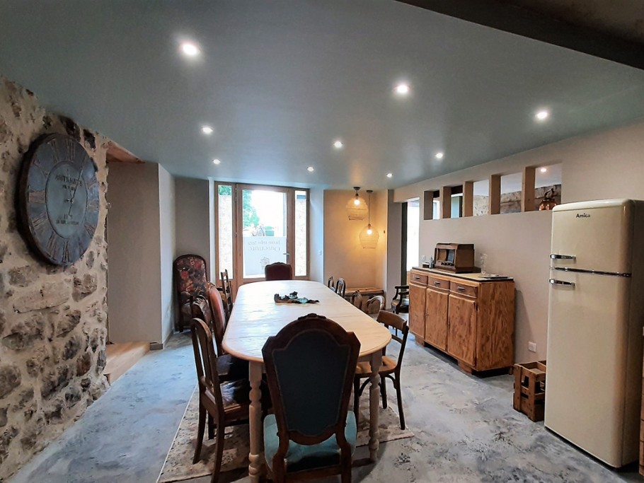 Rez-de-chaussée de la maison : salle commune avec cuisiné équipée, TV, jeux de société, ...