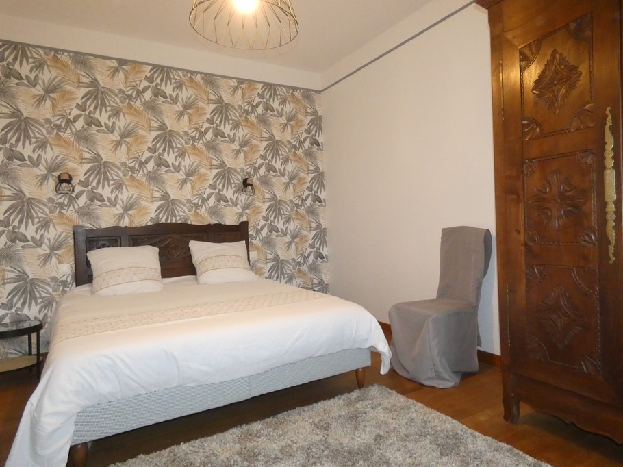 Ground floor bedroom, bed 160