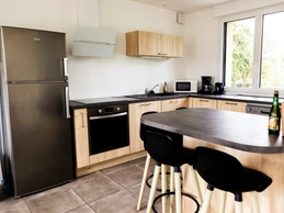 Cuisine entièrement équipée, coin salon et coin séjour avec table à manger