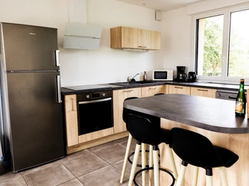 Cuisine entièrement équipée, coin salon et coin séjour avec table à manger