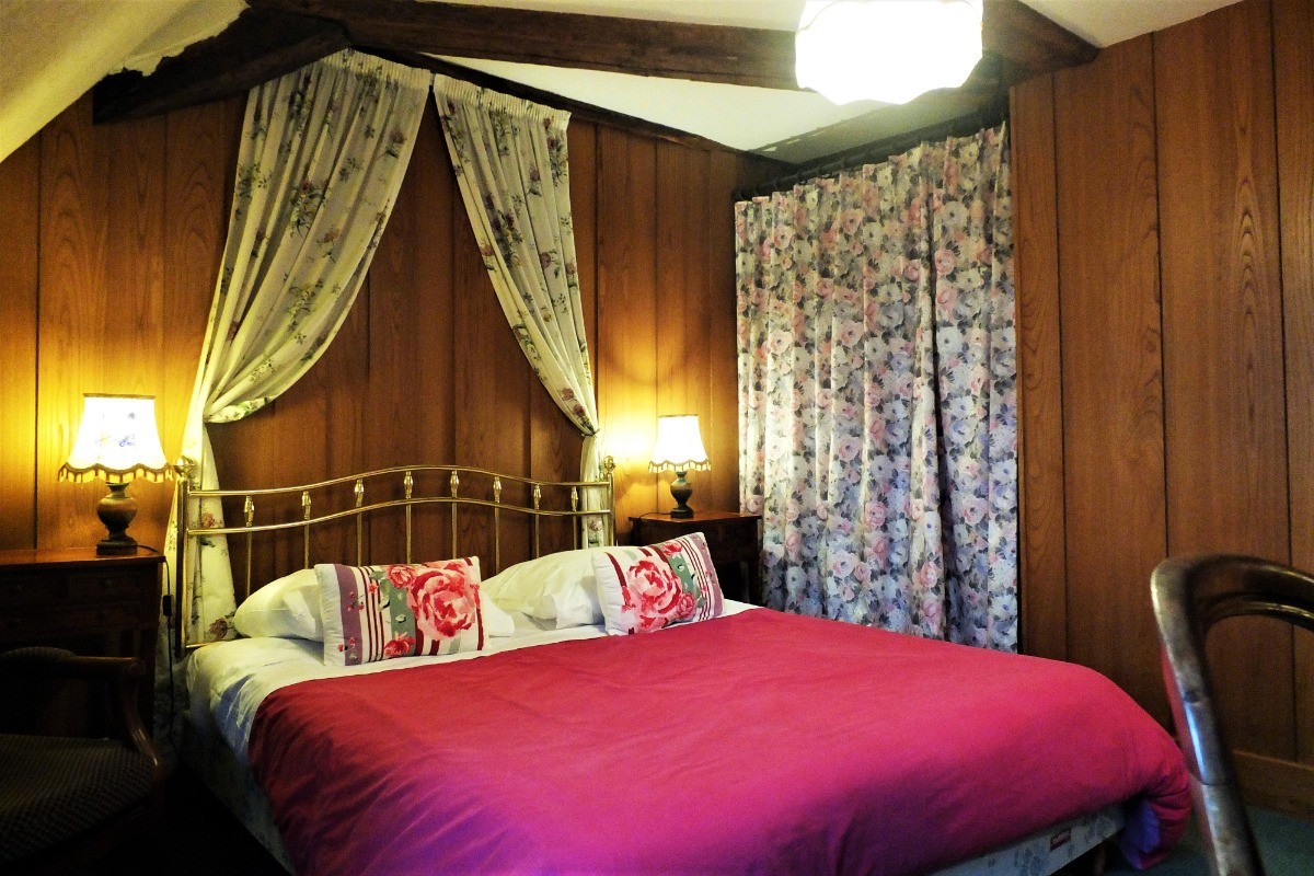 Chambre Cartier pour 2 personnes (lit 160x200 cm).
Crédits photos : Yves Cottin, adhérent et trésorier Clévacances 35