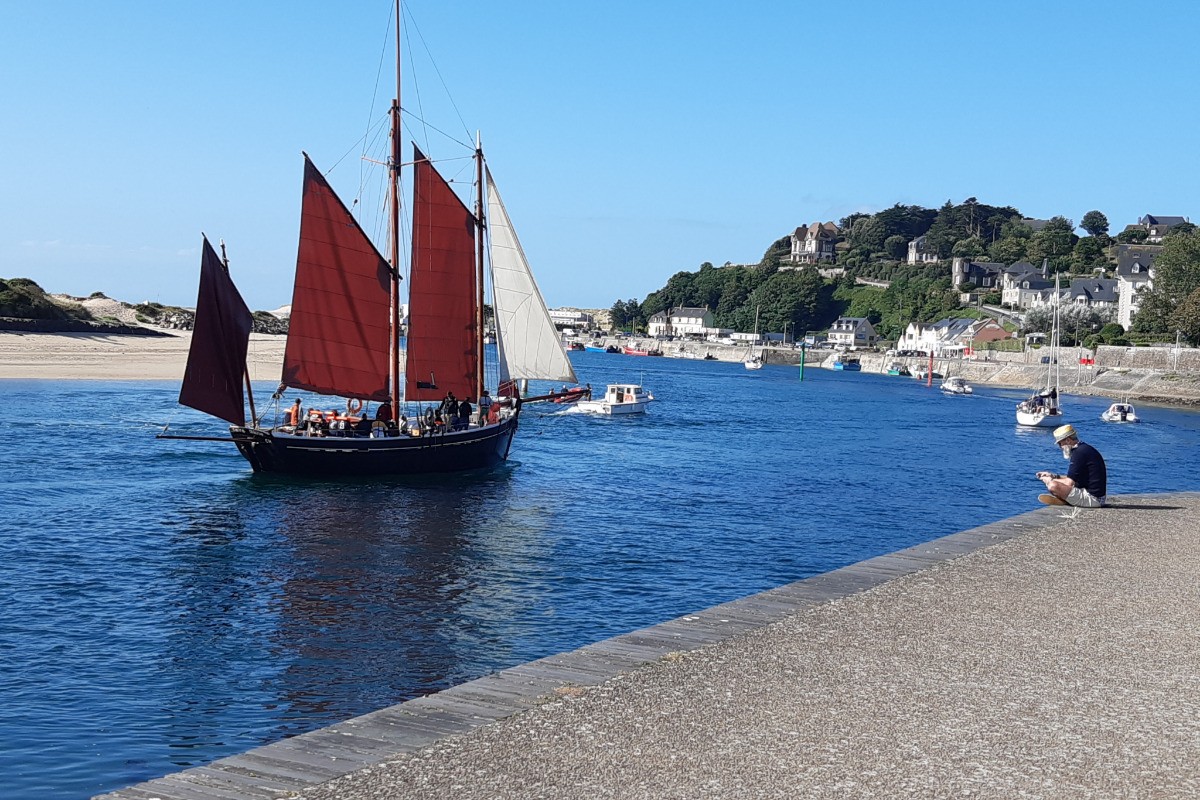 La Neire Maove, goélette du Cotentin, quittant les pontons du port de Carteret