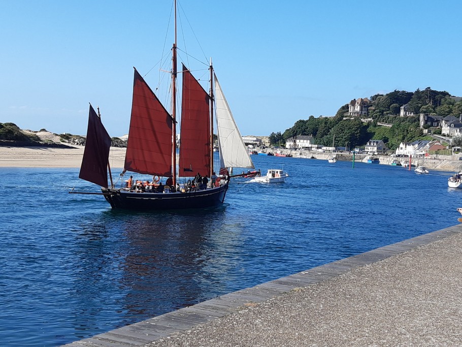 La Neire Maove, goélette du Cotentin, quittant les pontons du port de Carteret