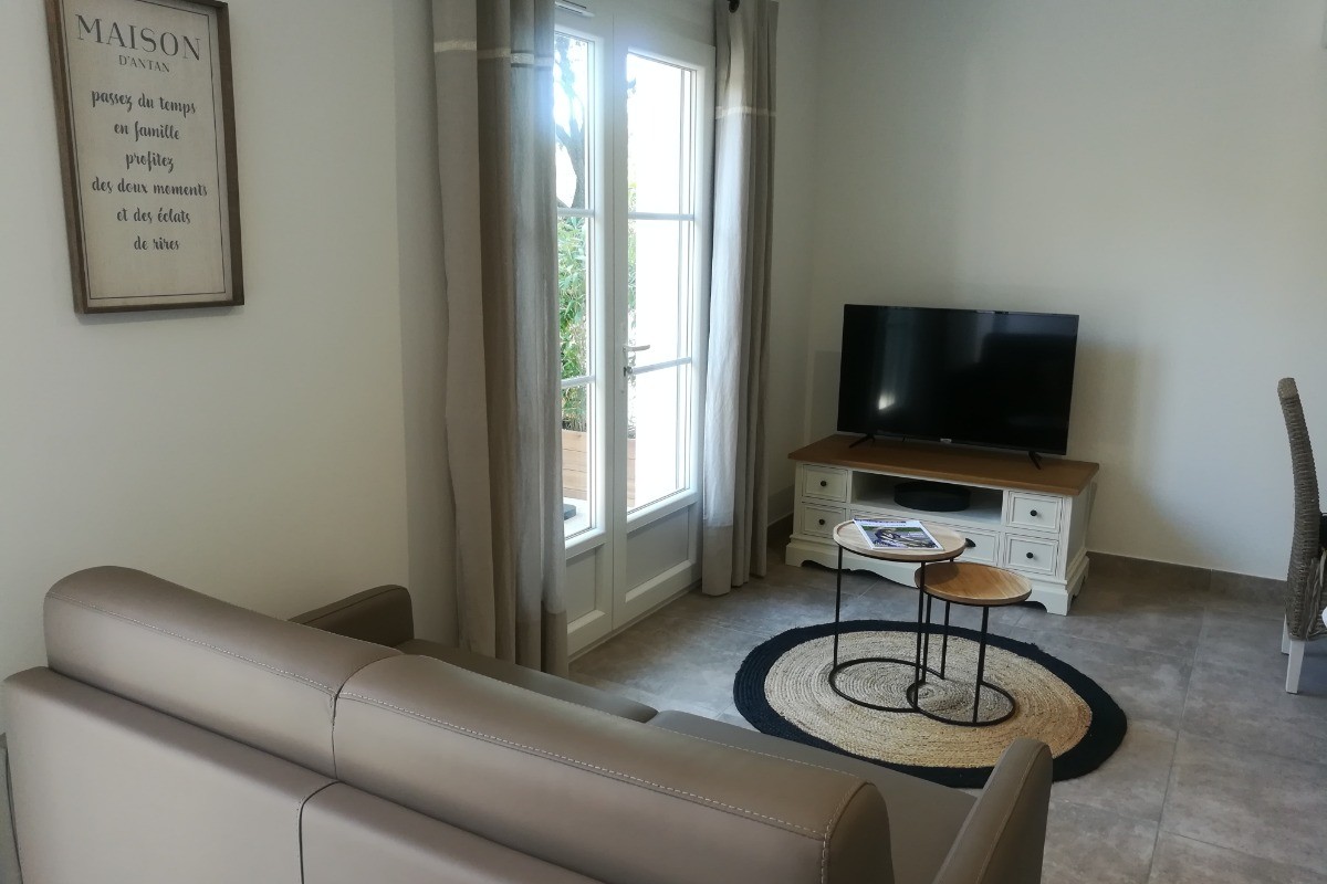 Salon avec TV et canapé cuir