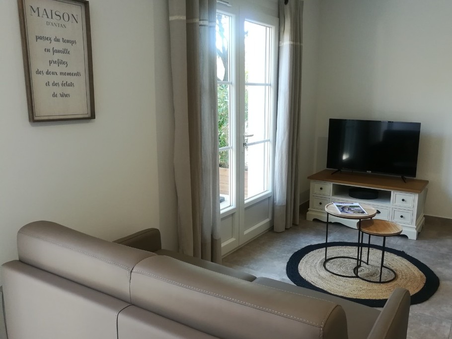 Salon avec TV et canapé cuir