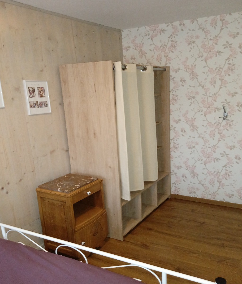 armoire dans la chambre accompagnant