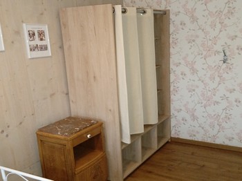 armoire dans la chambre accompagnant