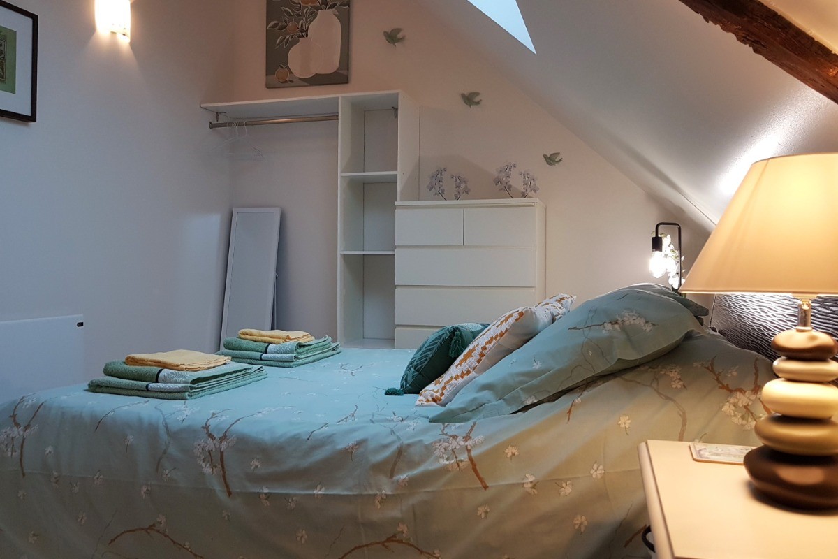 Chambre indépendante pour 2 personnes avec rangements et penderie (lit 140 cm)