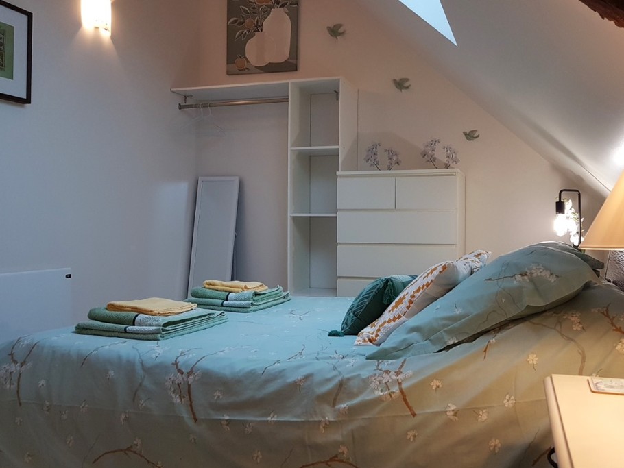 Chambre indépendante pour 2 personnes avec rangements et penderie (lit 140 cm)