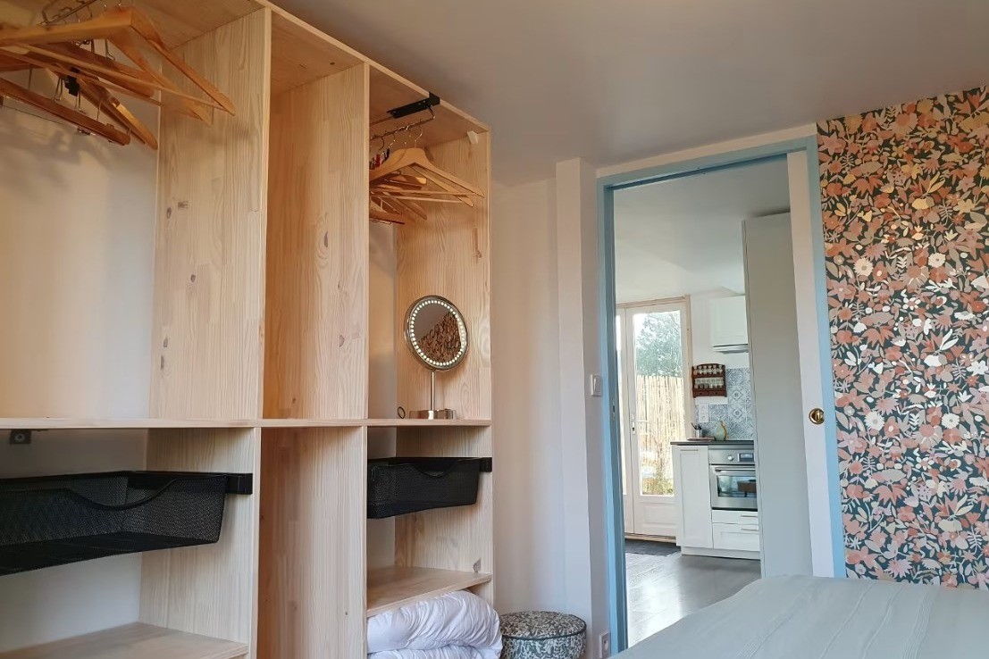 Chambre indépendante de plain-pied avec lit queen size 160x200, dressing et bureau / coiffeuse