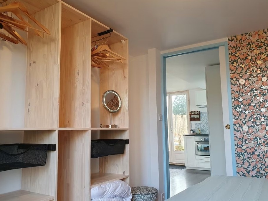 Chambre indépendante de plain-pied avec lit queen size 160x200, dressing et bureau / coiffeuse