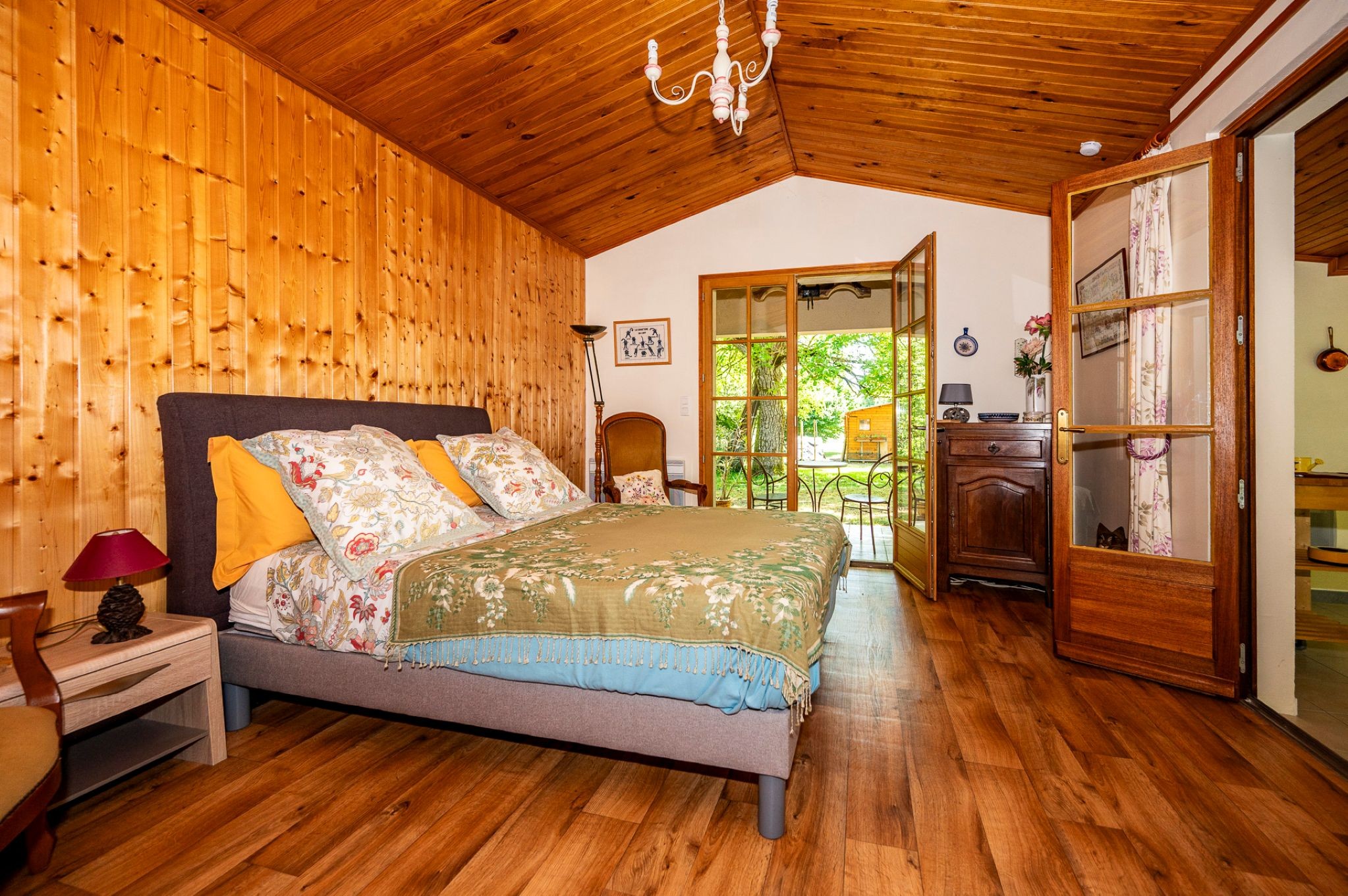 La chambre d'hôtes pour 2 avec la porte fenêtre qui donne sur le jardin
