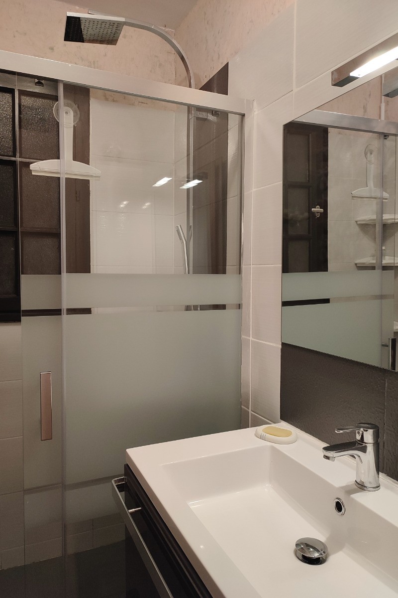 Salle d'eau avec sa douche à l'italienne et sa vasque