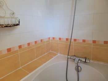 Location vacances, Clévacances, Maison de Tess, baignoire de l'étage