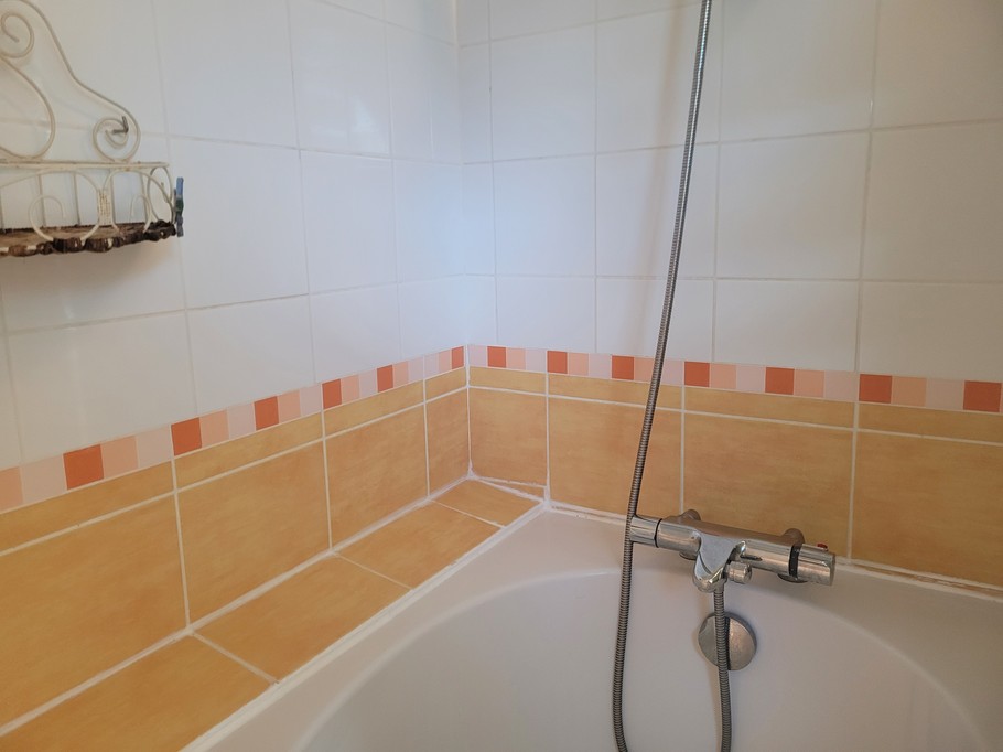 Location vacances, Clévacances, Maison de Tess, baignoire de l'étage