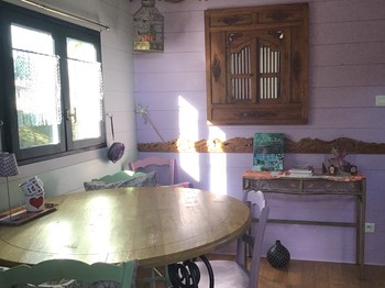 Espace bohème, coloré, joyeux et confortable dans la roulotte « la bohème de cocagne »