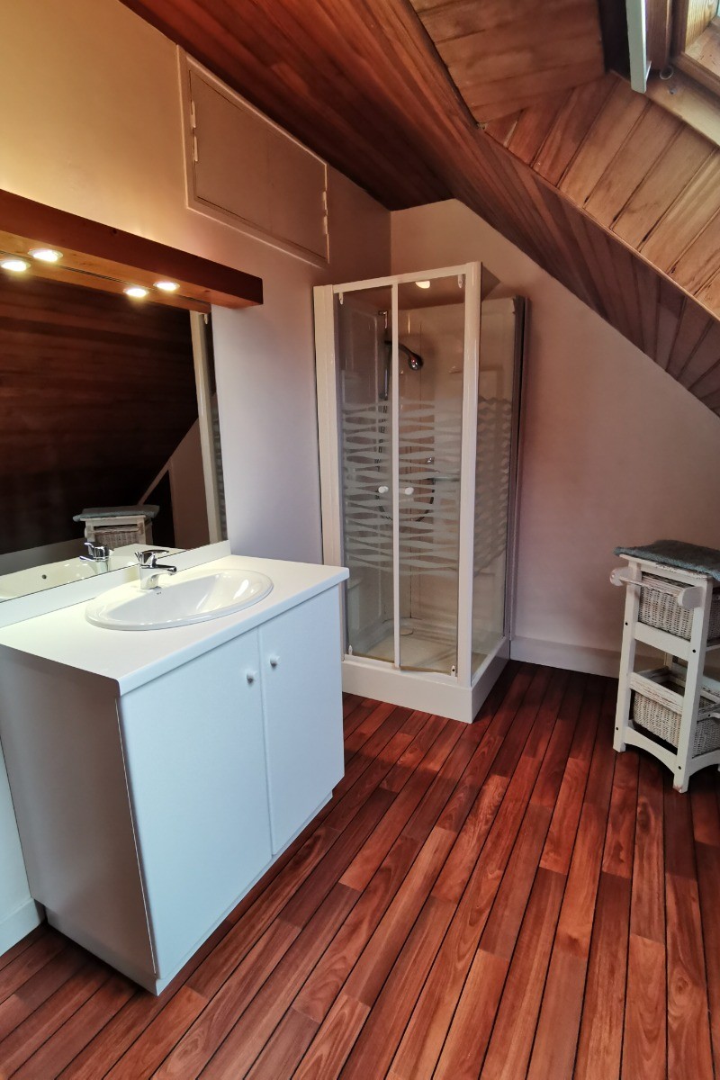 salle d'eau avec WC à l'étage