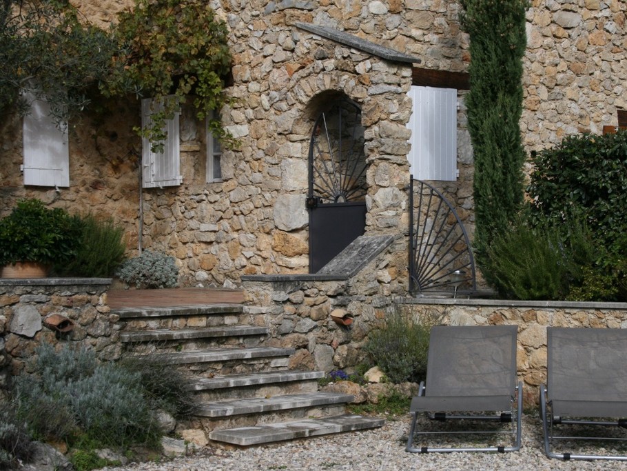 L'entrée et l'accès à la piscine privée - Maison en Provence