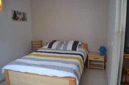 chambre avec lit en 140 cm