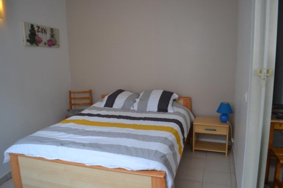 chambre avec lit en 140 cm