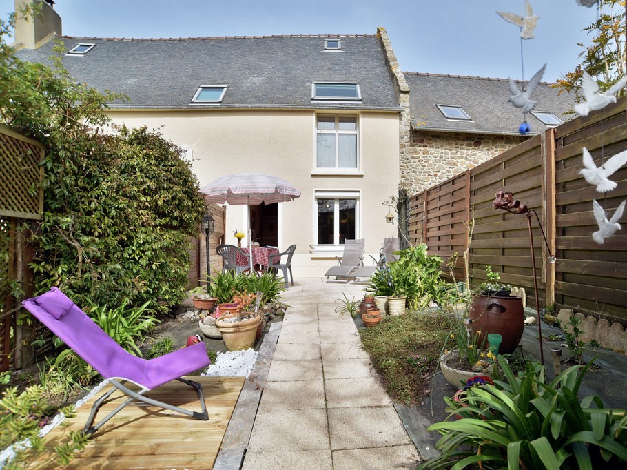 Enclosed flower garden