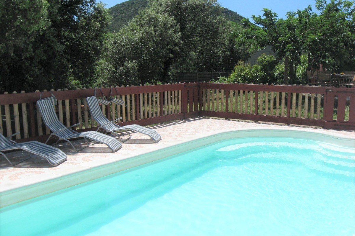 La piscine privée avec vue sur la montagne