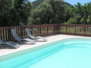 La piscine privée avec vue sur la montagne