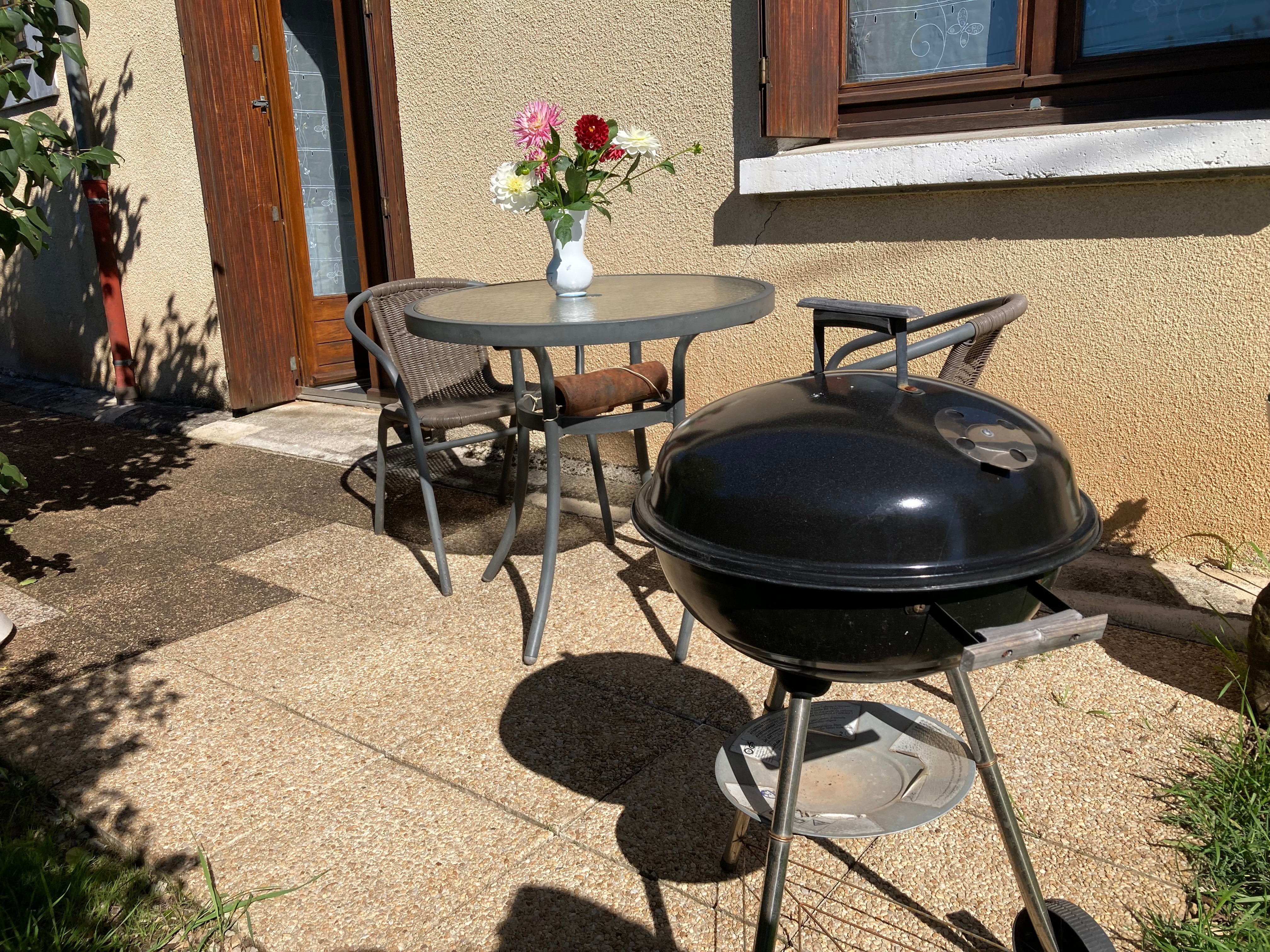 Terrasse privative avec barbecue