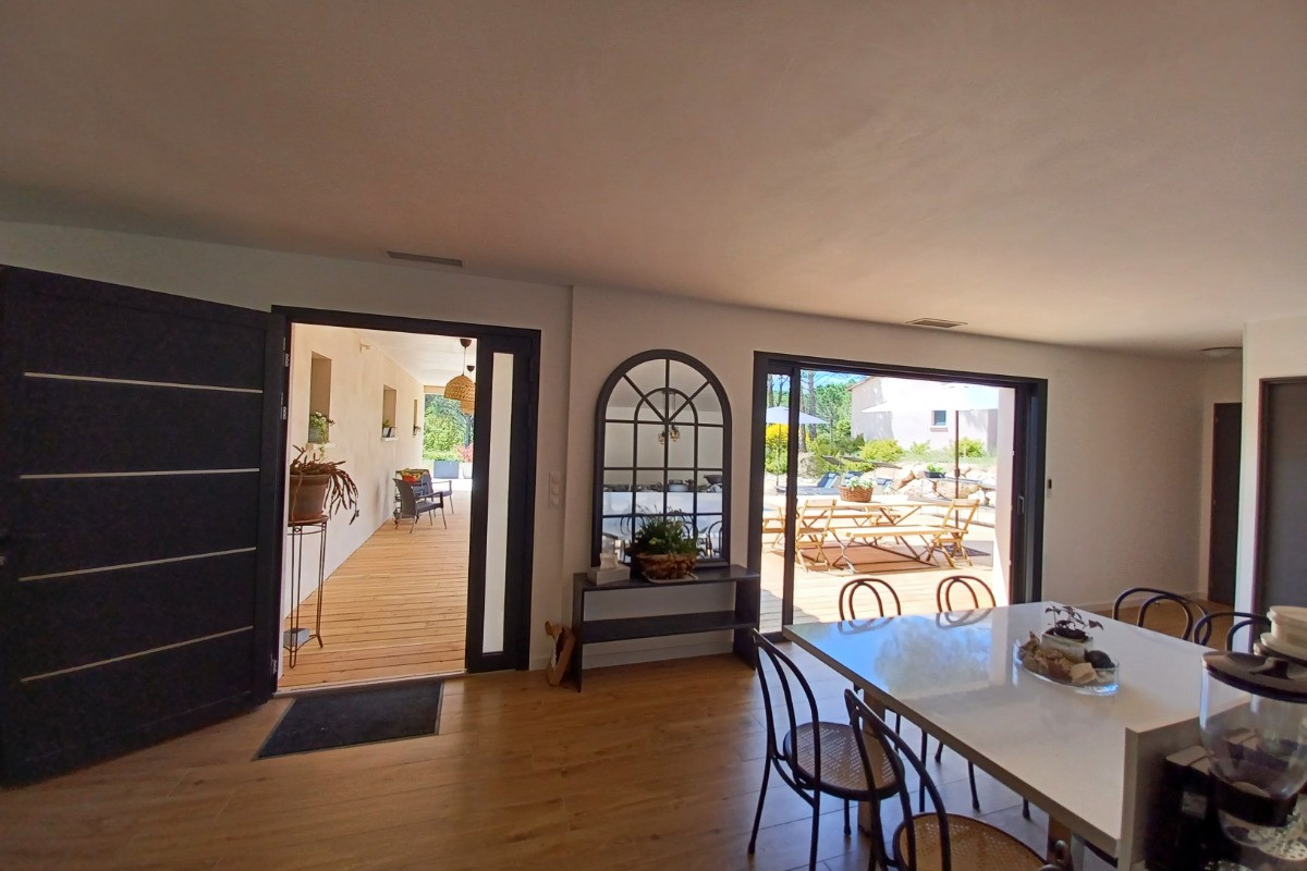 COIN REPAS CUISINE VUE SUR PISCINE