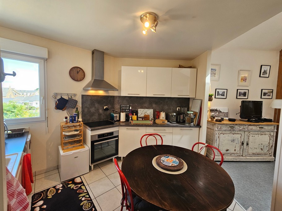 Cuisine ouverte et toute équipée (four, micro-ondes, lave-vaisselle nombreux petits électroménagers)