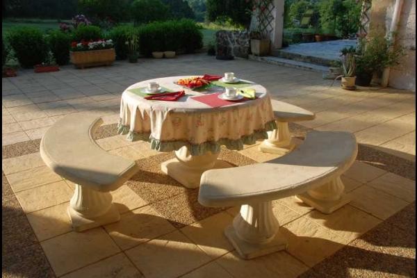 Espace petit déj sur terrasse couverte