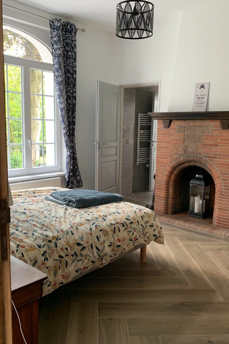 Chambre (rdc) - avec salle de bain communicante - Le Manoir de mes Rêves à Heuchin