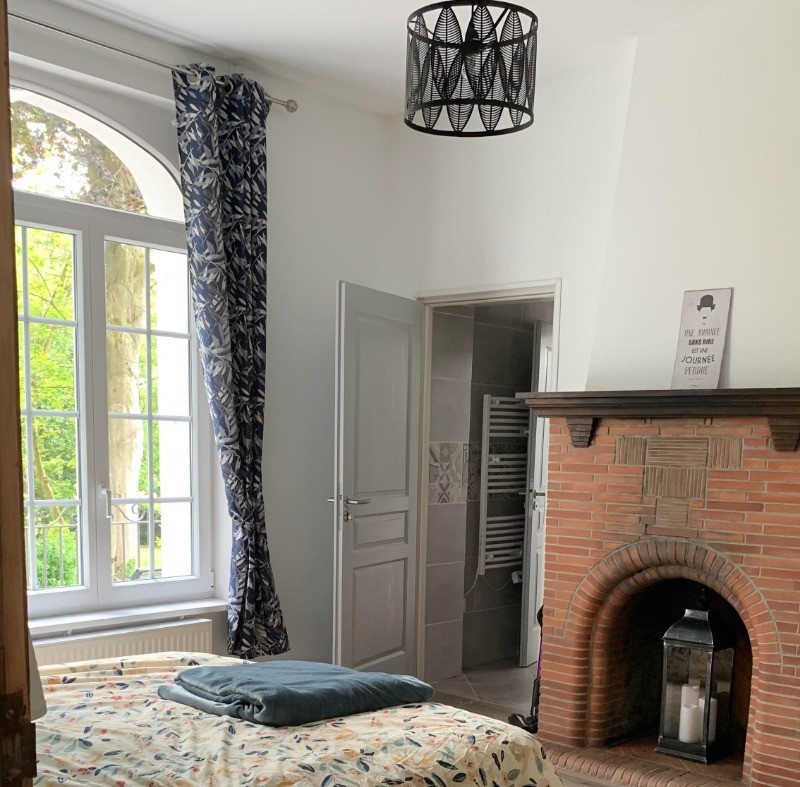 Chambre (rdc) - avec salle de bain communicante - Le Manoir de mes Rêves à Heuchin