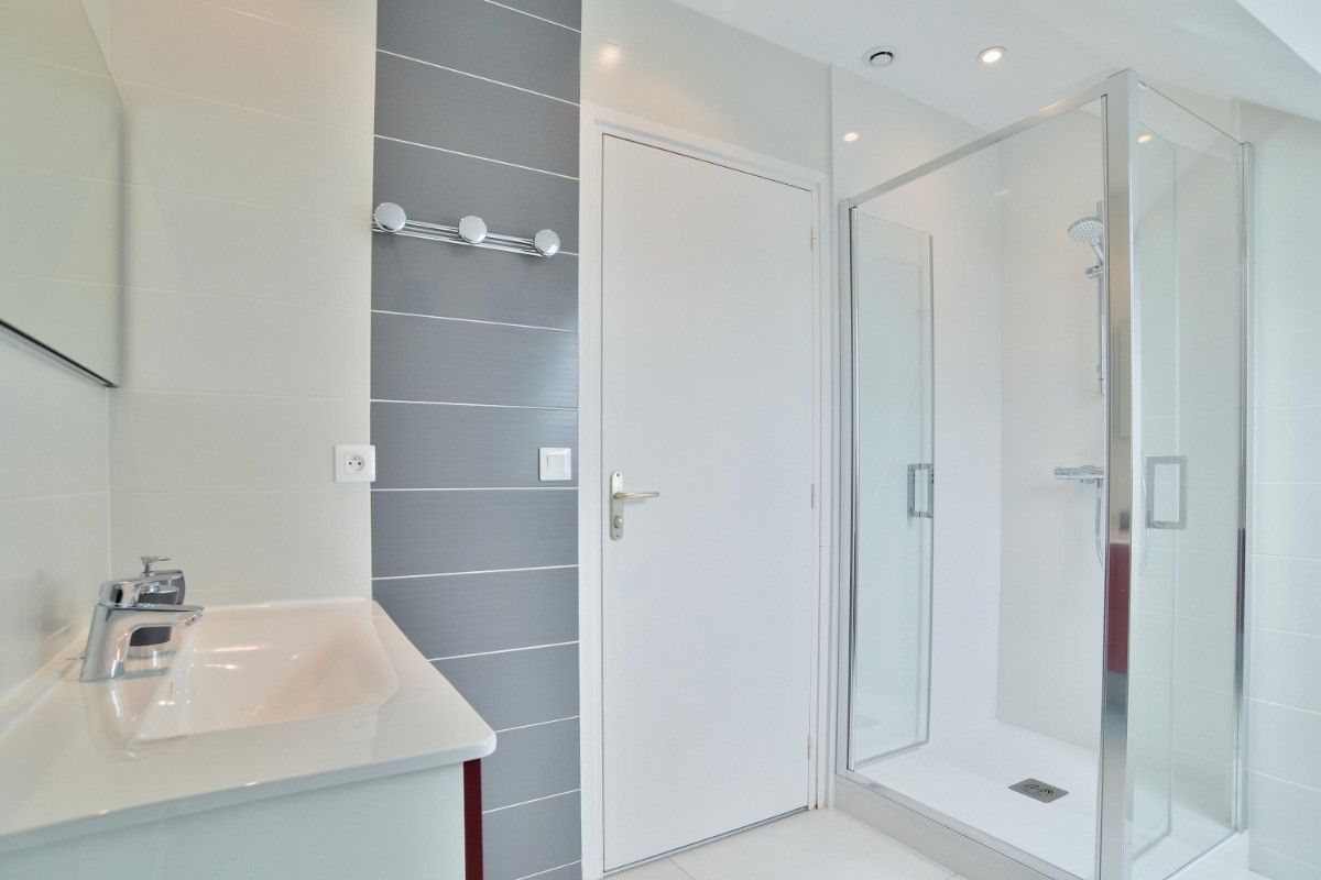 Salle d'eau spacieuse au 1er étage. WC indépendant au 1er étage.