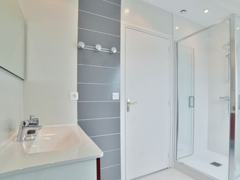 Salle d'eau spacieuse au 1er étage. WC indépendant au 1er étage.