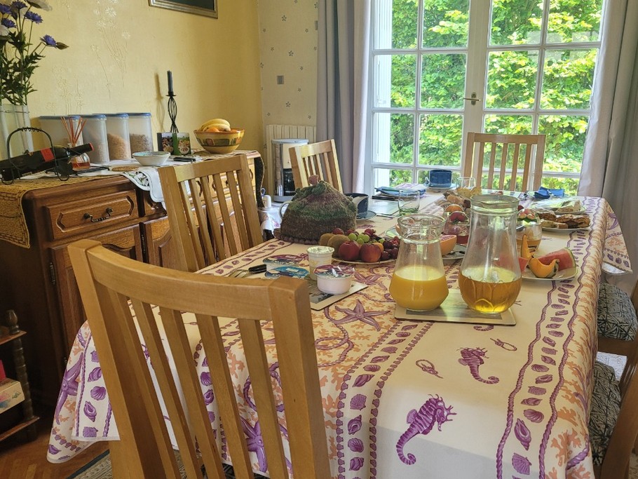 Chambre d'hôtes Clévacances, Ploluha, chez M. et Mme Mac Lachlan, espace petit déjeuner