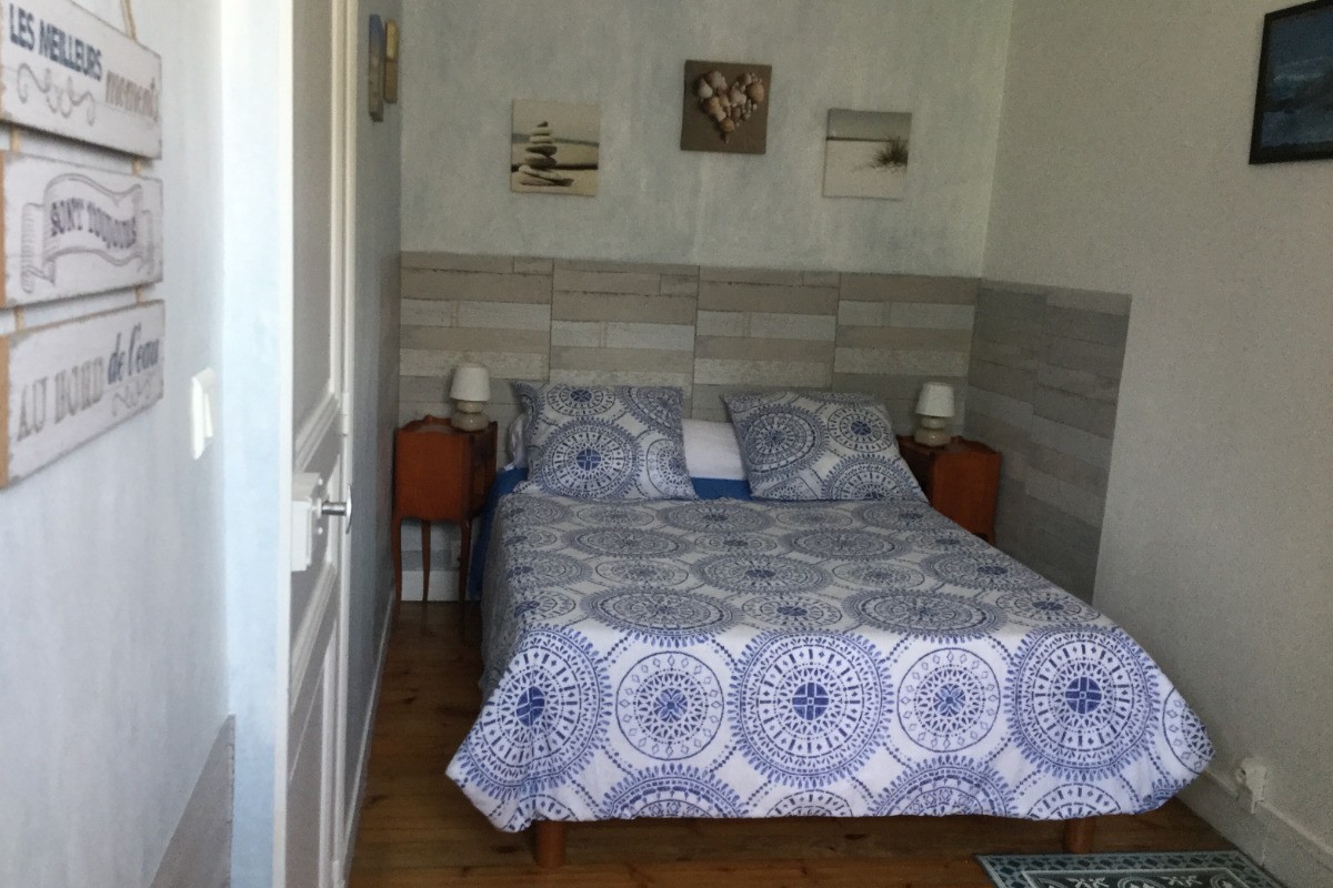 La chambre 2 au 1er étage avec lavabo