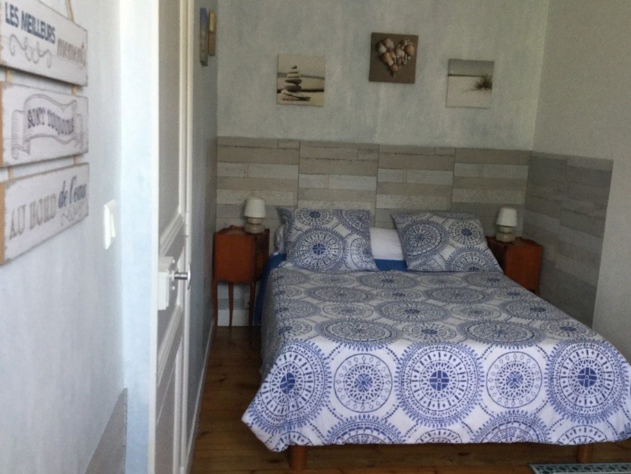 La chambre 2 au 1er étage avec lavabo