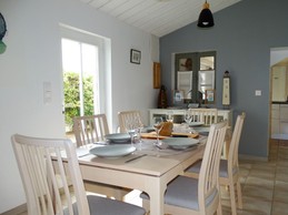 Salle à manger donnant sur la cuisine