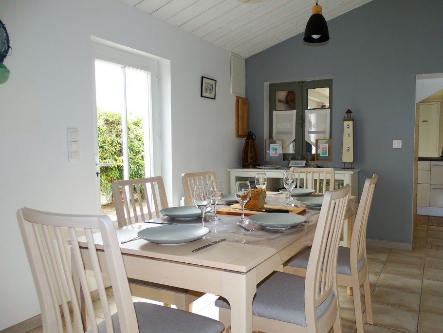 Salle à manger donnant sur la cuisine