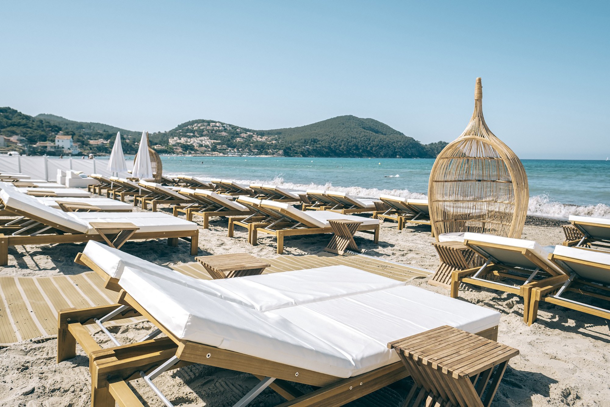 Plusieurs établissements de bains sont ouverts sur la plage.