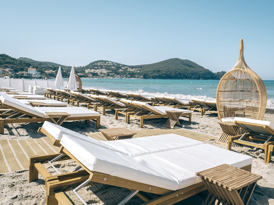 Plusieurs établissements de bains sont ouverts sur la plage.