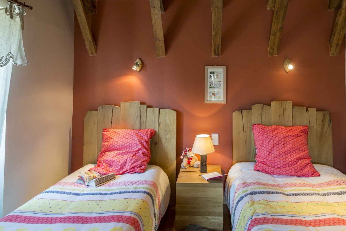 chambre enfant, têtes de lit en vieux bois, poutres apparentes, un joli parquet en chêne...