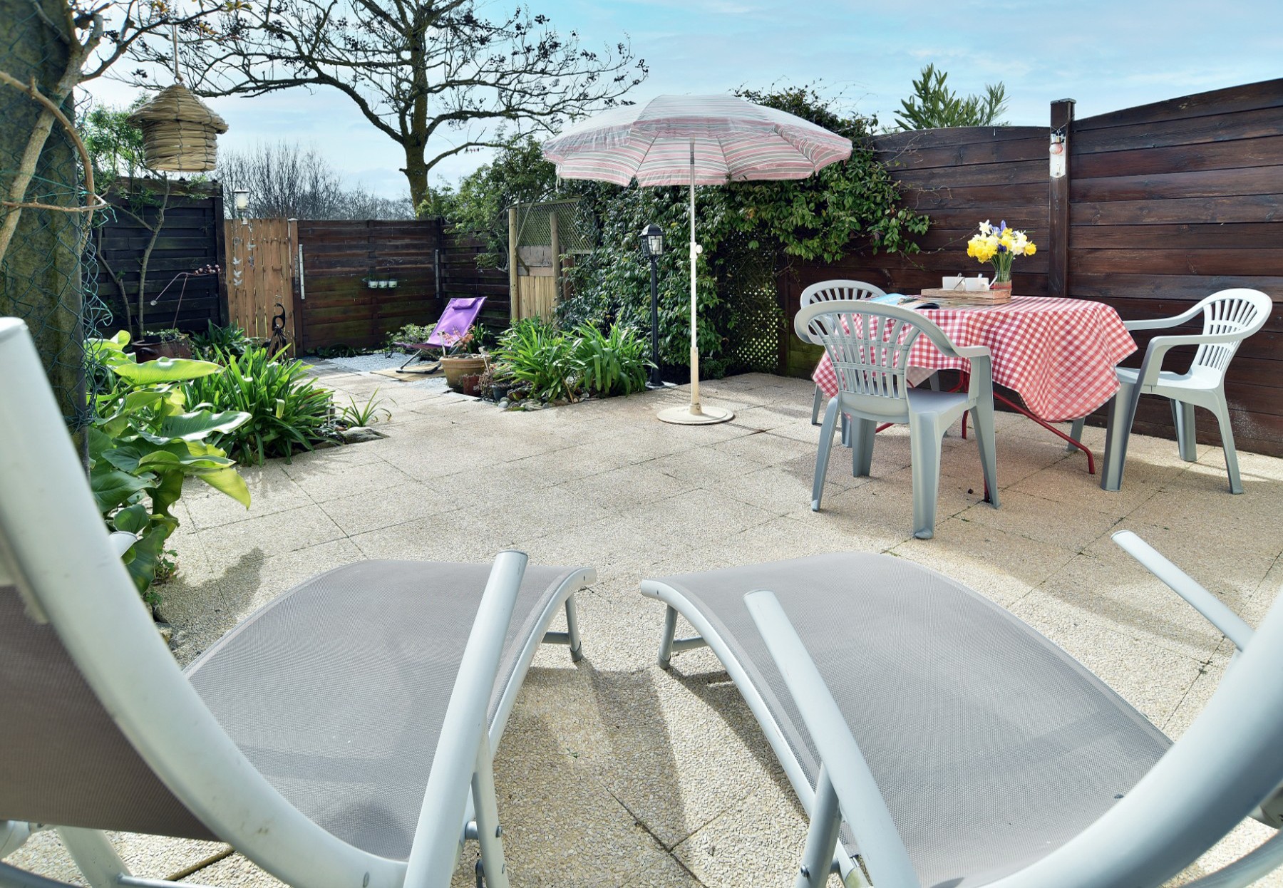 Jardin clos et fleuri