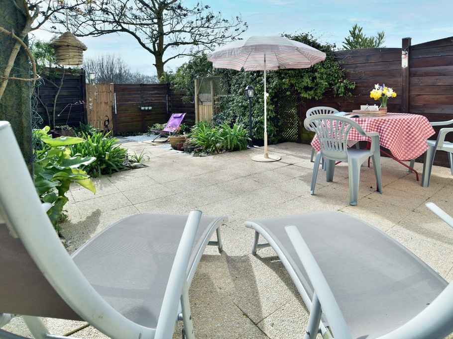 Enclosed flower garden