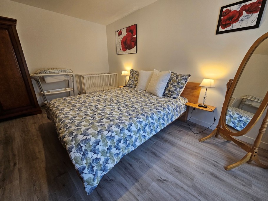 Chambre rez de chaussée avec lit BB