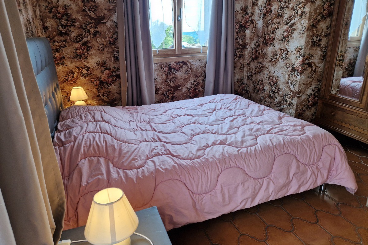 Chambre Pivoine à l'étage avec lit 2 personnes et balcon - Gîte des 4 vents à Girmont - Val d'Ajol dans les Vosges
