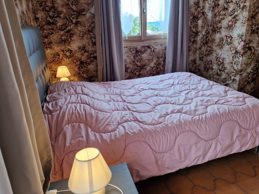 Chambre Pivoine à l'étage avec lit 2 personnes et balcon - Gîte des 4 vents à Girmont - Val d'Ajol dans les Vosges